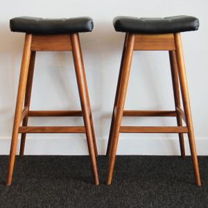 t.h. brown bar stools x2 blk vinyl_crop