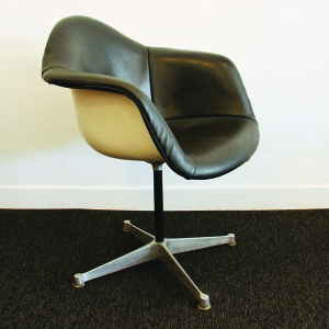 herman miller vinyl shell chair_front angle